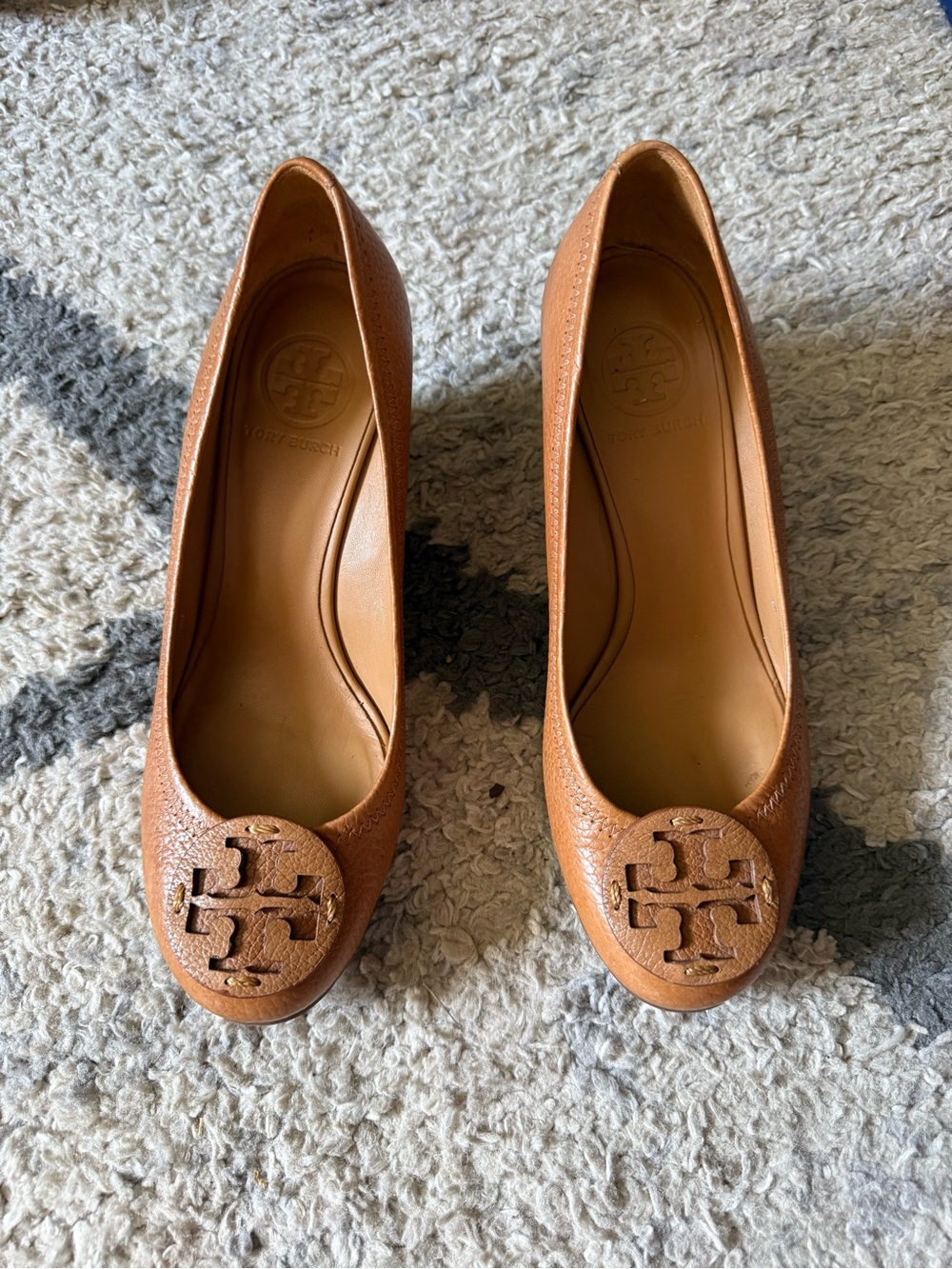 Tory Burch Tan Leather Logo Round-Toe Pumps